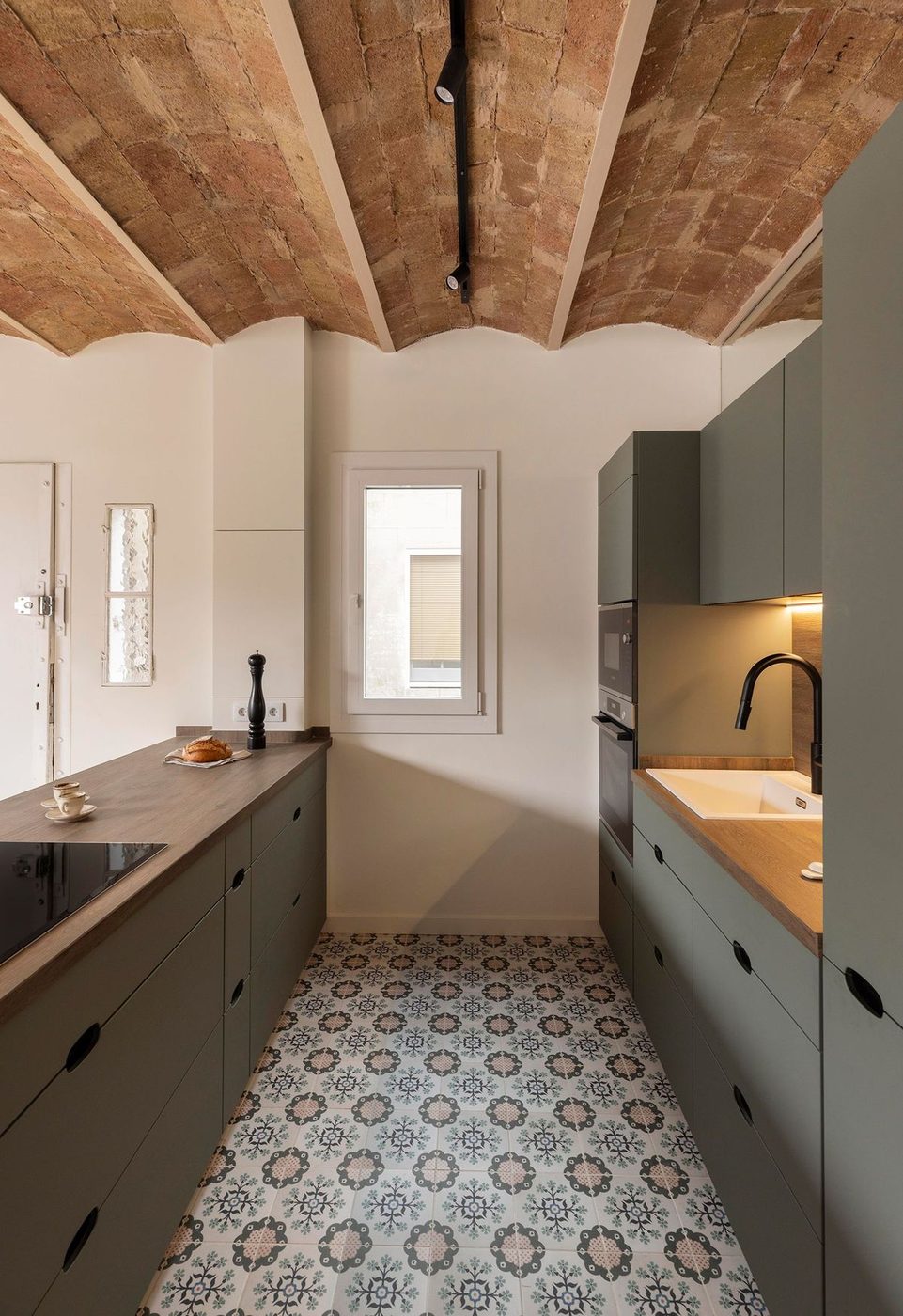 Cocina con bóveda catalana reformada en Mataró, Maresme — 2025