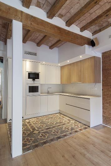 Cocina reformada con vigas vistas y suelo hidráulico — Mataró, 2023